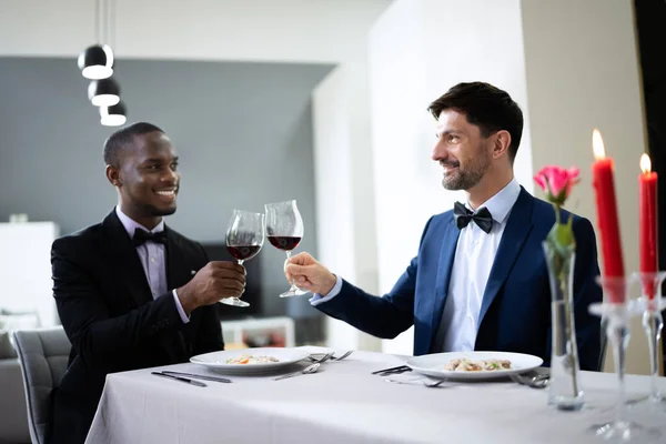 Casal Gay Jantando Restaurante Pessoas Apaixonadas — Fotografia de Stock