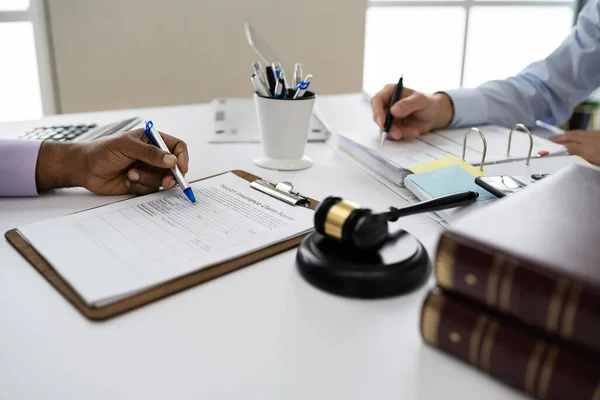 Mandant Und Anwalt Gerichtssaal Gerichtsurteil — Stockfoto