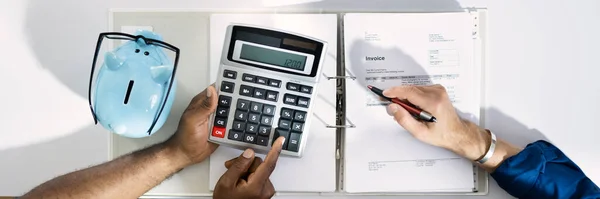 Casal Fazendo Impostos Planejamento Renda Com Calculadora — Fotografia de Stock