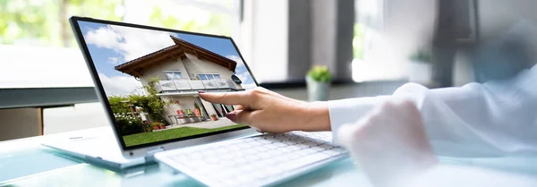 Guardando Immobiliare Casa Proprietà Online Digital Tablet — Foto Stock