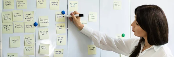 Woman Writing Sticky Notes Kanban Project Board — Stock fotografie