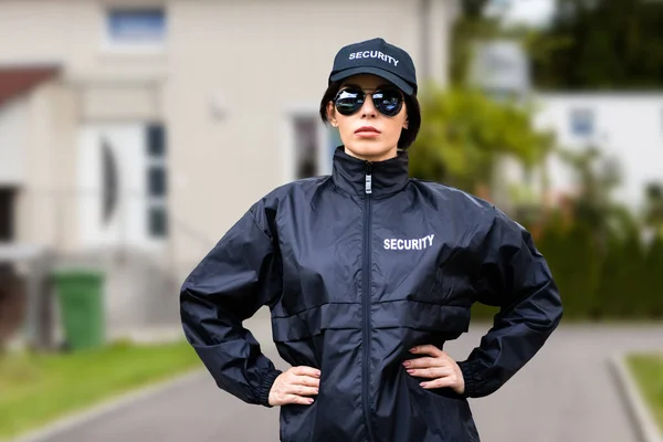 Security Guard Watching House Property Überwachungsdienst — Stockfoto