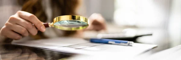 Business Fraud Investigation Using Magnifying Glass Finance Tax — Stock Photo, Image