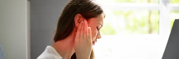 Hoortoestel Pijnlijke Oorpijn Hoorzitting — Stockfoto