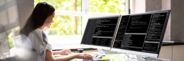 Bilgisayar 'da Kodlayan Kadın. Programcı çalışıyor