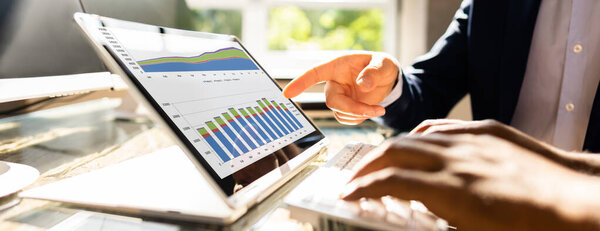 График финансовых данных на экране гибридного планшета