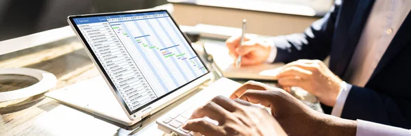 Diagramme Numérique Gantt Sur Ordinateur Portable Bureau — Photo