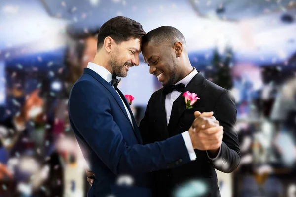 Glückliche Lgbt Paare Die Spaß Haben Und Tanzen Homosexuelle Beziehung — Stockfoto