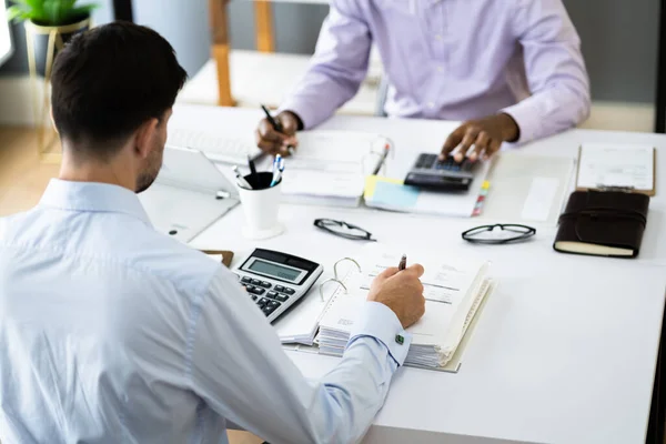 Skattekonto Med Hjälp Räknemaskin För Revision Och Efterlevnad — Stockfoto