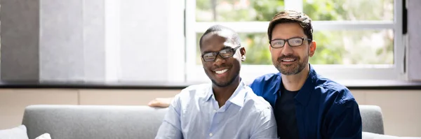 Felice Coppia Gay Con Gli Occhiali Vista Afroamericani — Foto Stock