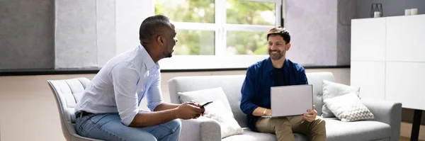 Africano Americano Pessoa Conversando Com Parceiro Usando Laptop — Fotografia de Stock