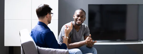 Paar Benutzt Gebärdensprache Gehörlose Afroamerikanerin Auf Sofa — Stockfoto