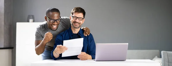 Feliz Pareja Gay Lectura Carta Correo — Foto de Stock