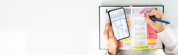 Kalender Afspraak Schema Vrouw Met Behulp Van Smartphone Papier Kalender — Stockfoto