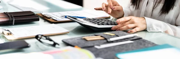 Contabilista Fazendo Trabalho Fiscal Contabilidade Usando Calculadora — Fotografia de Stock