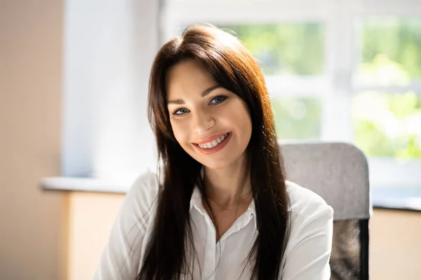 Sorrindo Mulher Casual Vídeo Conferência Escritório — Fotografia de Stock