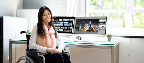 Designer Editing Photo Vrouw Werkzaam Een Rolstoel — Stockfoto