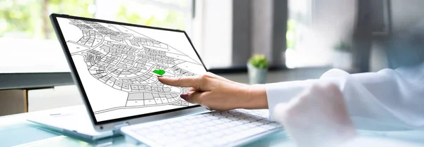 Carte Cartographique Cadastre Sur Écran Ordinateur Portable Numérique Dans Bureau — Photo