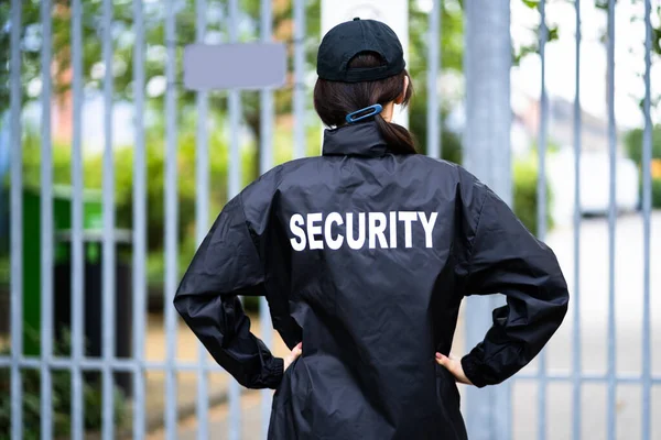 Beveiligingsagent Uniform Bewakingsdienst Vrouw Staande — Stockfoto