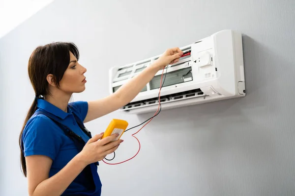 エアコンの修理を行う電気技師 Acメンテナンスと修理 — ストック写真