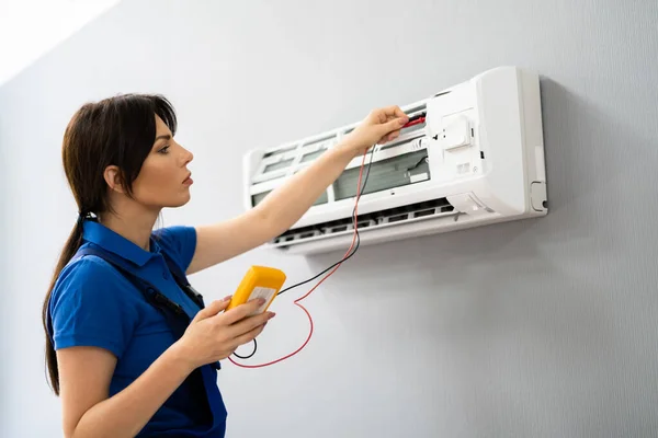 Elektriker Som Reparerar Luftkonditioneringen Underhåll Och Reparation — Stockfoto