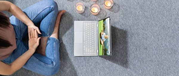 笔记本电脑屏幕上的在线瑜伽视频呼叫 — 图库照片