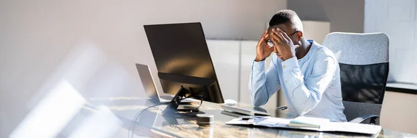 Stresszes Beteg Afro Amerikai Alkalmazott Férfi Számítógépnél — Stock Fotó