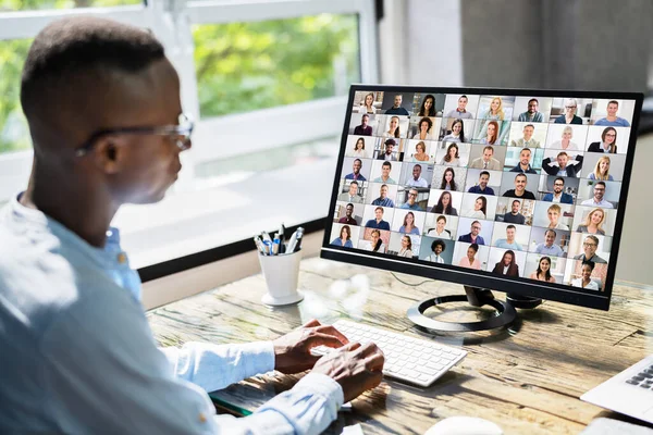 Afroamerikaner Schaut Sich Videokonferenz Webinar — Stockfoto