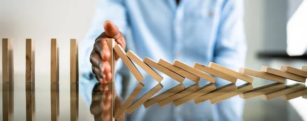 Africano Americano Homem Negócios Domino Parar Prevenção — Fotografia de Stock