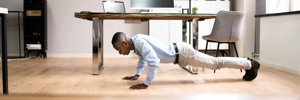 Ejercicio Oficina Entrenamiento Saludable Afroamericano Haciendo Flexiones — Foto de Stock