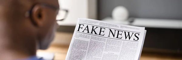 Afrikaner Liest Fake News Schlagzeilen — Stockfoto