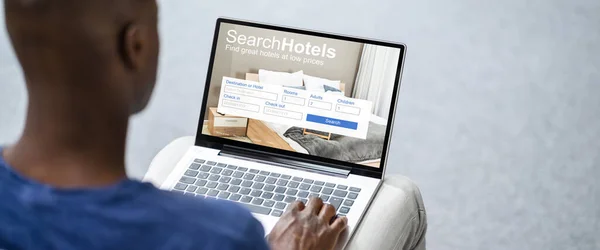 Man Searching Booking Hotel Línea Sitio Web — Foto de Stock