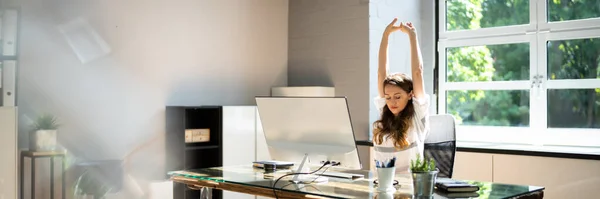 Stretch Workout Oefening Bij Het Bureau Vrouw Pauze — Stockfoto