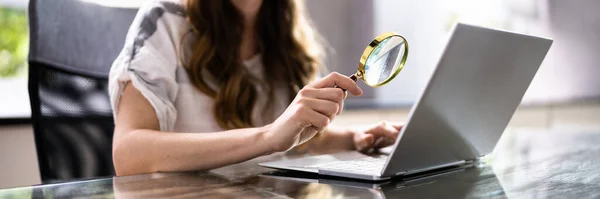 2011 Searching Online Content Laptop Computer Using Magnifying Glass — 스톡 사진
