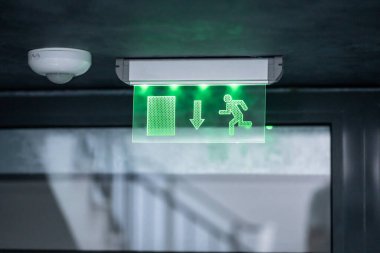 Acil Tahliye Çıkış İşareti. Yangın Kaçış Rehberi