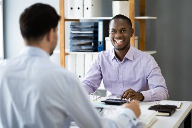 Denetim ve Uygunluk için Vergi Hesabı Hesap Makinesi Kullanılıyor