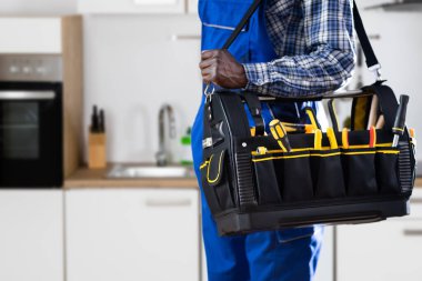 Tamir Kutusu veya Araç Kutusu Olan Afrikalı Amerikalı Tamirci