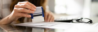 Noter Rubber Stamp in Hand. Resmi Kağıt Onaylandı