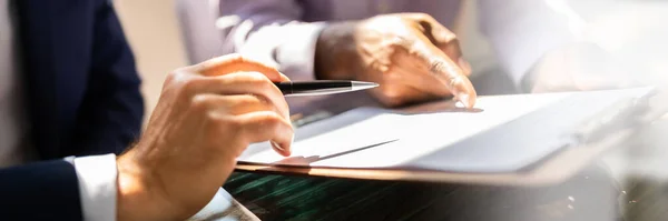 Ondertekening Van Het Bedrijfsdocument Contract Verzekeringsbeoordeling — Stockfoto