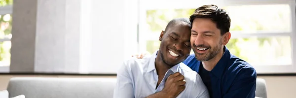 Romantisch Glücklich Gay Pärchen Relaxen Auf Couch — Stockfoto