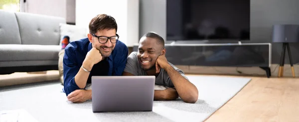 Gay Casal Assistindo Filme Através Internet Laptop — Fotografia de Stock