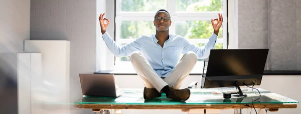 アフリカの従業員がオフィスで精神衛生ヨガの瞑想を行う — ストック写真