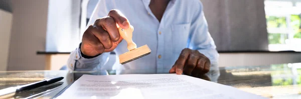 Αφροαμερικανός Μαύρος Που Χρησιμοποιεί Συμβολαιογραφική Σφραγίδα Στο Επίσημο Χαρτί — Φωτογραφία Αρχείου