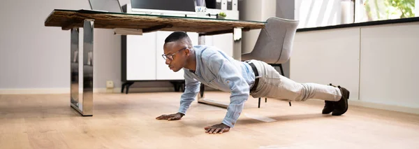 Workout Office Oefening Gezond Afro Amerikaans Doen Pushups — Stockfoto