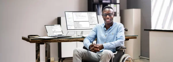 Afro Amerikaan Een Rolstoel Met Computer Coder Voor Gehandicapte Ontwikkelaars — Stockfoto