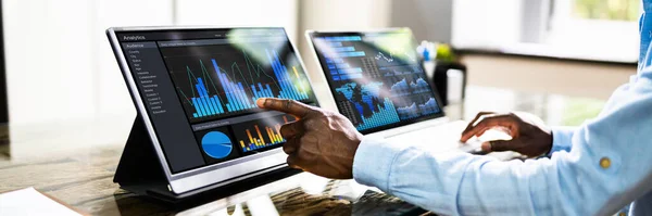 Afrikaanse Adviseur Met Behulp Van Kpi Dashboard Met Financiële Analyses — Stockfoto