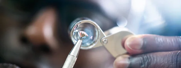 Afro Americano Joalheiro Segurando Diamante Usando Vidro Loupe — Fotografia de Stock