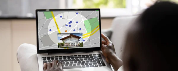 不動産屋やアパートをオンラインで検索 — ストック写真