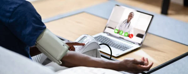 African American Blood Pressure Hypertension Using Telemedicine — Stock Photo, Image
