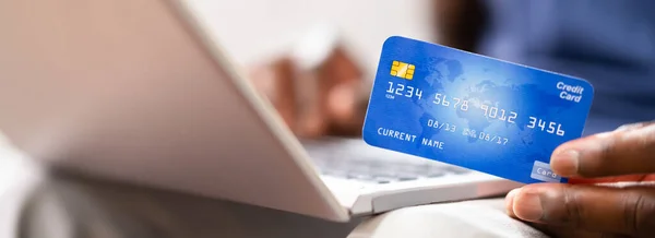 Afro Amerikaanse Credit Card Gebruiken Voor Online Winkelen — Stockfoto